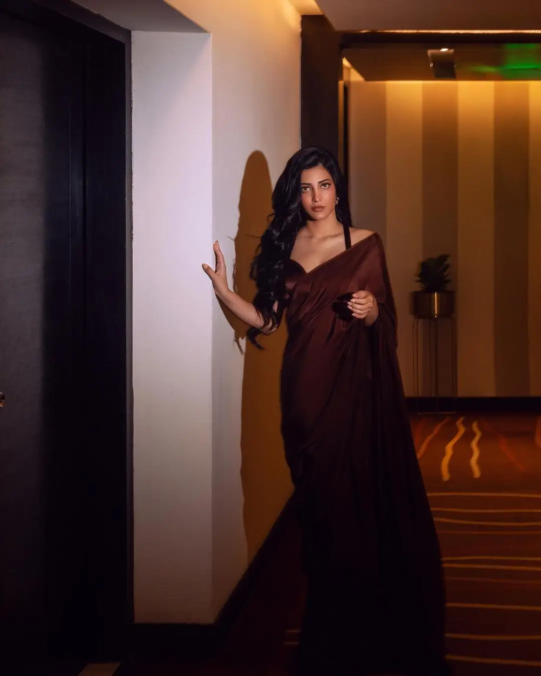 TOLLYWOOD ACTRESS SHRUTI HAASAN IN SLEEVELESS MAROON SAREE 3